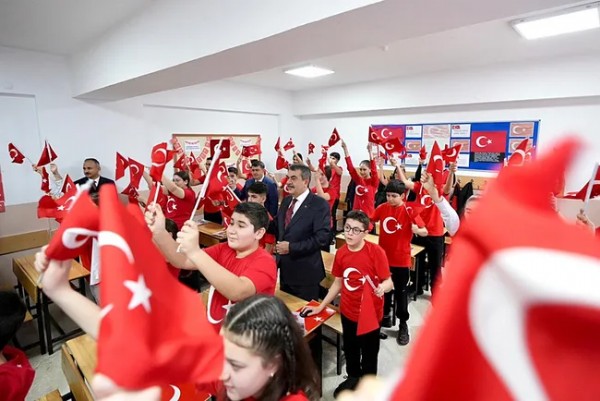 Okullarda Milli Ruh! Eğitim yılı 'Bayrak sevgisi' temasıyla başladı